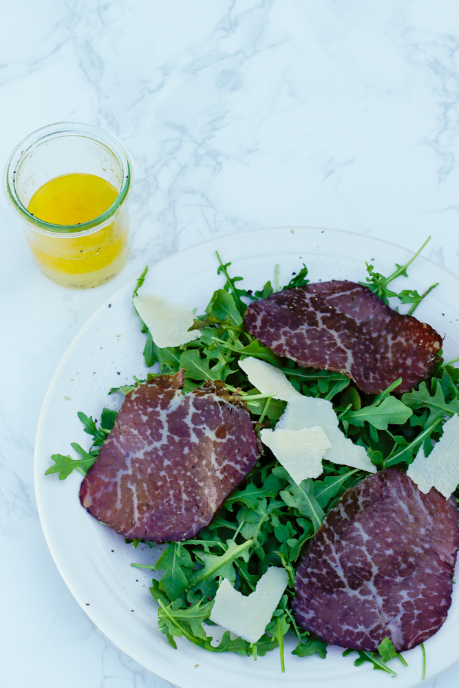 Easy Bresaola and Arugula Salad - an Italian lunch-time favorite and is worthy of guests. So delicious and something new to try. | circleofeaters.com