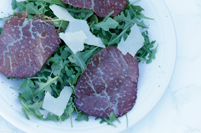 Easy Bresaola and Arugula Salad - an Italian lunch-time favorite and is worthy of guests. So delicious and something new to try. | circleofeaters.com