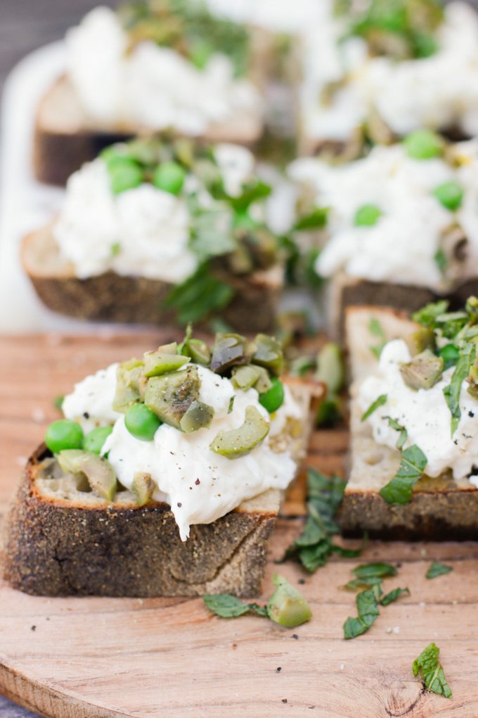 Burrata Crostini with Peas, Mint and Olives - easy and delicious appetizer recipe. Just 5-ingredients! Do delicious for Spring. | circleofeaters.com