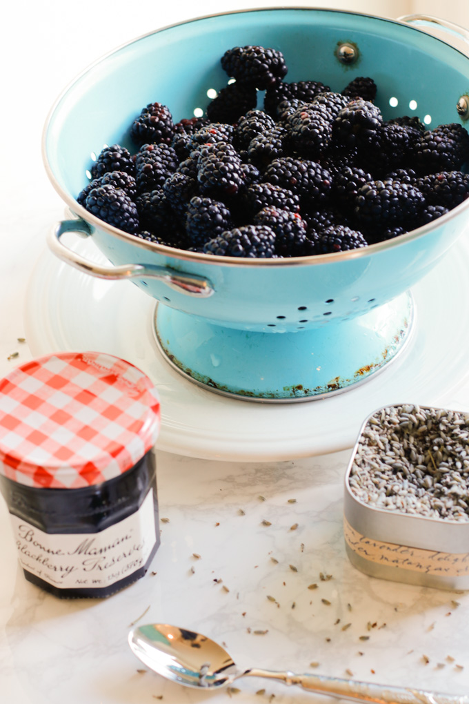 Victoria Sponge Cake with Blackberries and Lavender Cream - This Victoria sponge cake takes the traditional sponge cake to the next level. Talk about a stunning dessert. | circleofeaters.com