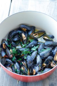 Mussels with Saffron Butter and Tomatoes - Delicious and easy tapas | circleofeaters.com