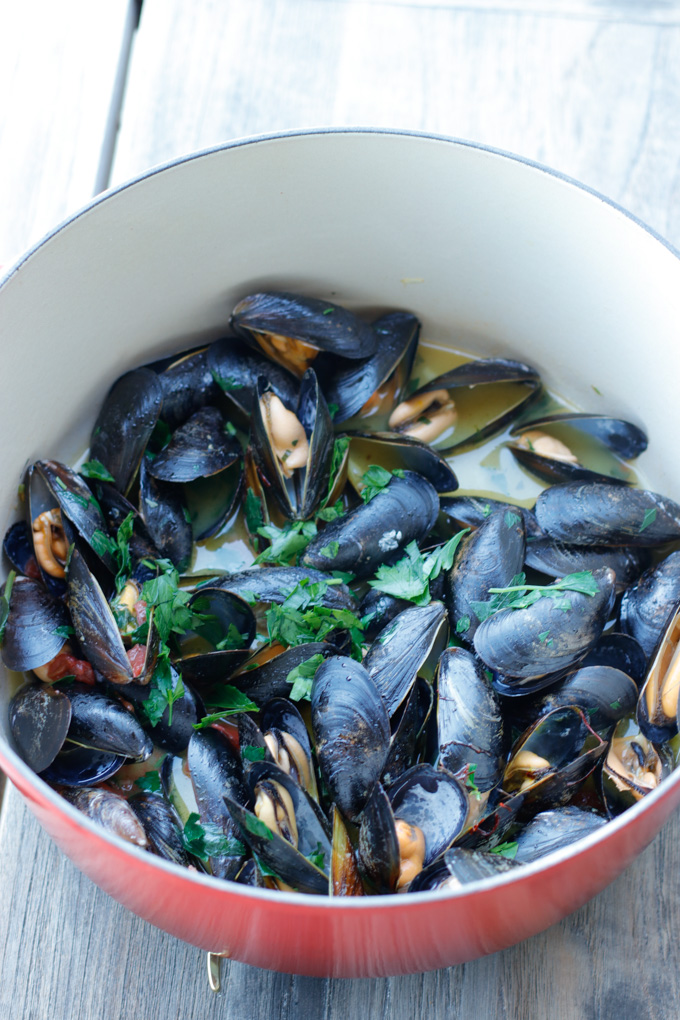 Mussels with Saffron Butter and Tomatoes - Delicious and easy tapas | circleofeaters.com