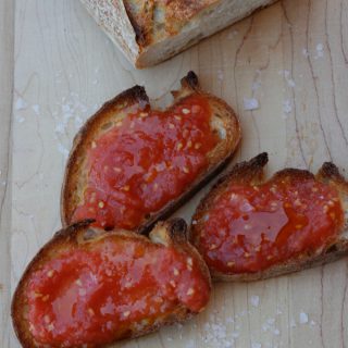 Spanish-Style Bread with Tomato (Pan Con Tomate) - a perfect summer Tapas that is so easy and super delicious. | circleofeaters.com