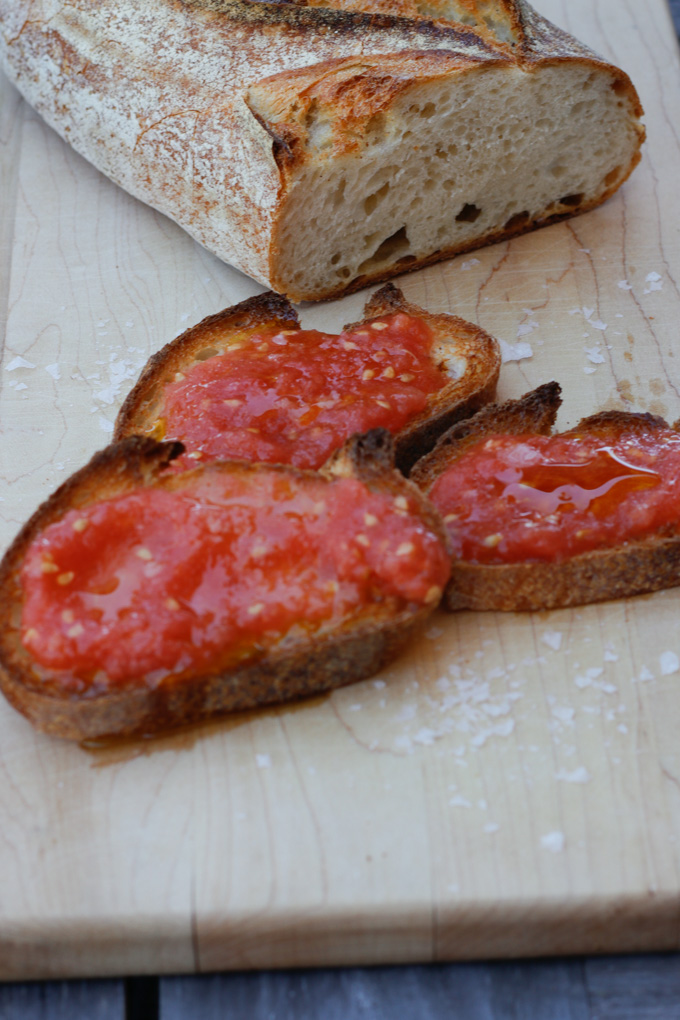 Spanish-Style Bread with Tomato (Pan Con Tomate) - a perfect summer Tapas that is so easy and super delicious. | circleofeaters.com