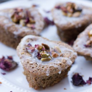 Pistachio, cardamom and lemon drizzle cake | circleofeaters.com